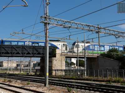 Accediamo cos� ai binari concludendo il nostro viaggio, mentre in alto, su un ponte, due treni quasi si sfiorano tra un groviglio di tralicci